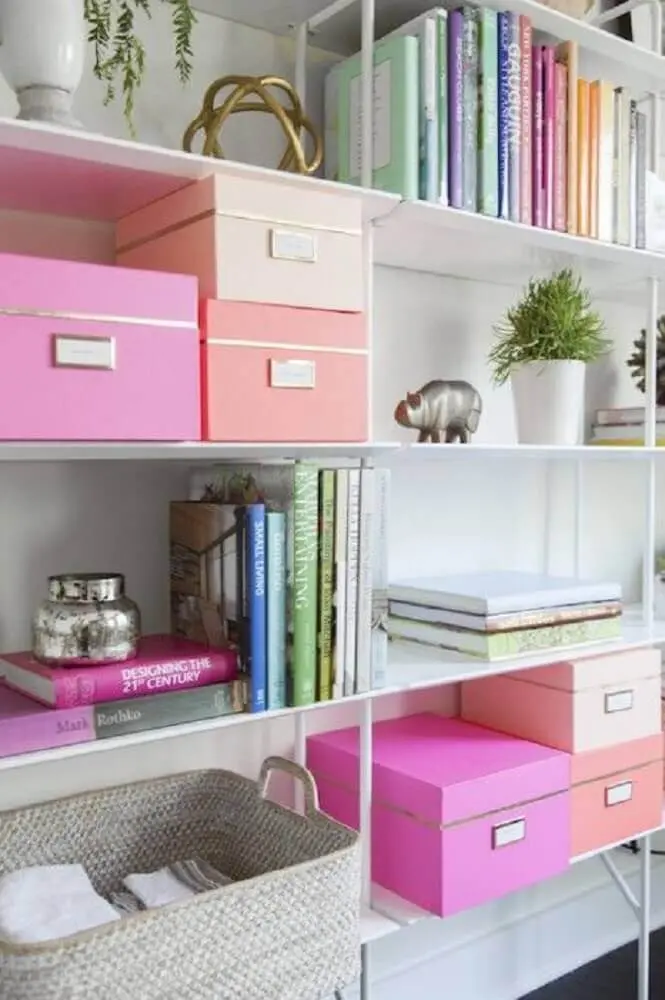 decoração clean para estante com caixa organizadora com tampa em tons de rosa Foto Health Choise