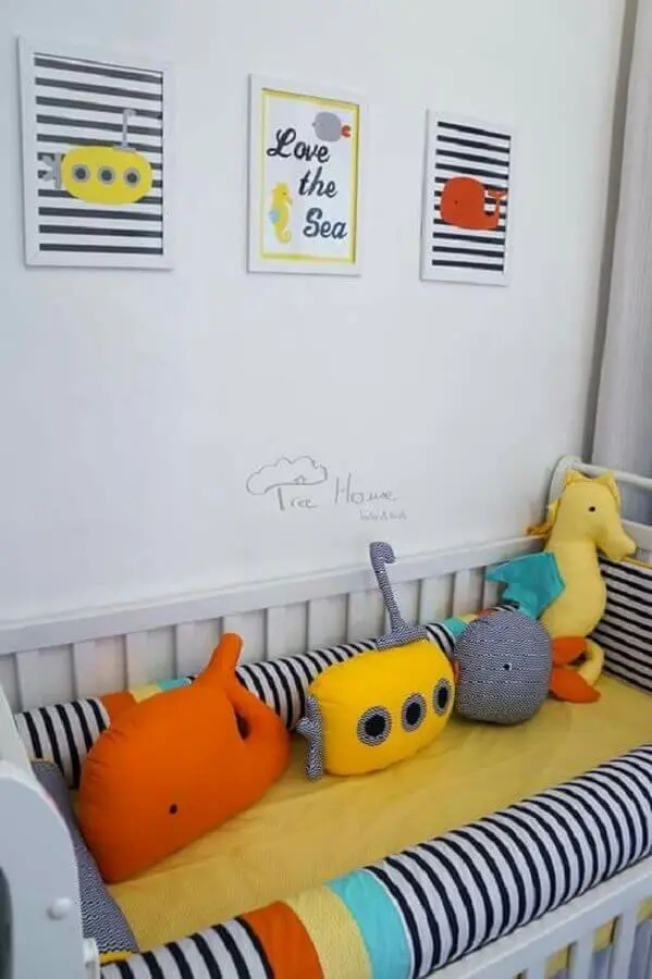 decoração colorida com almofadas e quadros para quarto de bebê Foto Tree House Baby & Kids
