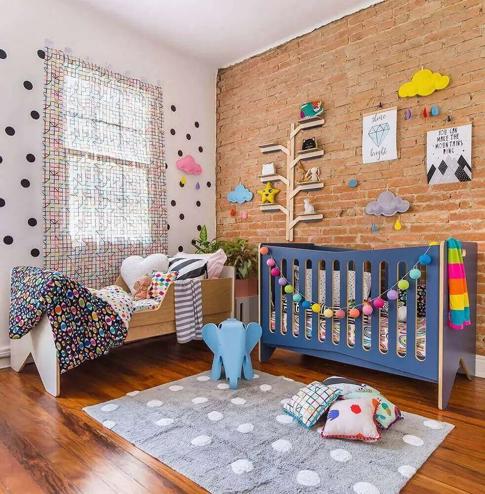 decoração colorida para quarto de bebê moderno com parede de tijolinho à vista e berço azul Foto Pinterest