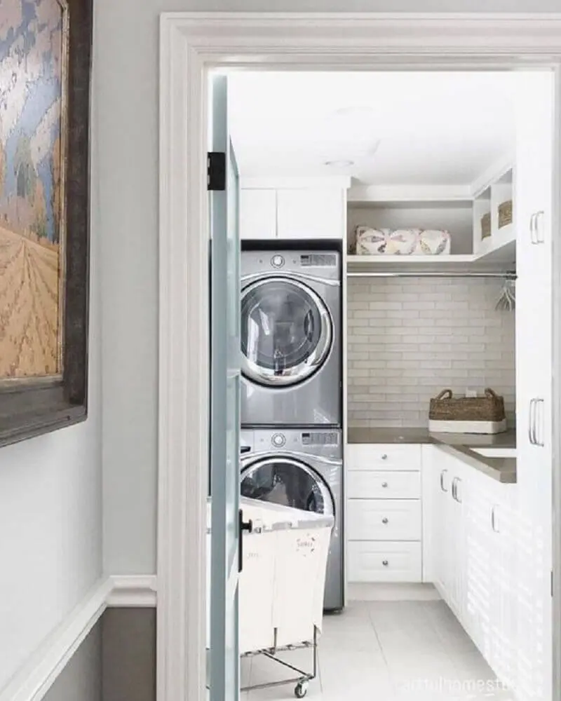 decoração com armário para lavanderia pequena planejada com subway tile Foto Pinterest