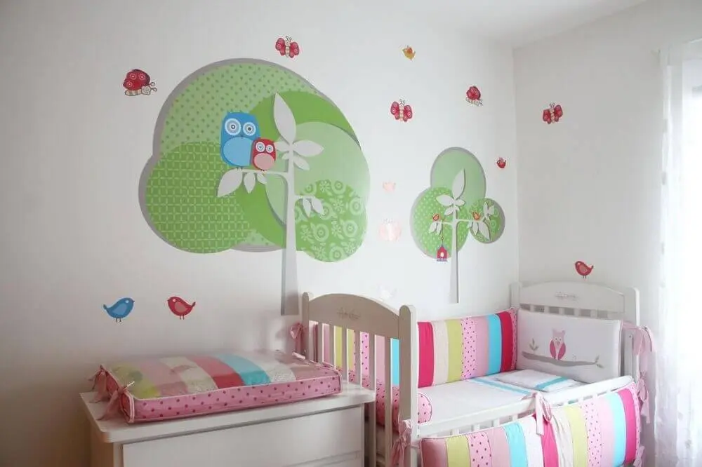 decoração com detalhes coloridos para quarto de bebê todo branco Foto Fernando de Camargo