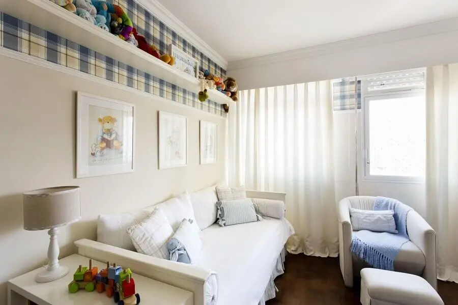 decoração com enfeites e quadros para quarto de bebê com papel de parede xadrez Foto Decore Planejados Idélli