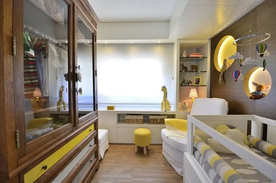 decoração com enfeites para quarto de bebê cinza e amarelo com nicho redondo embutido Foto BG Arquitetura