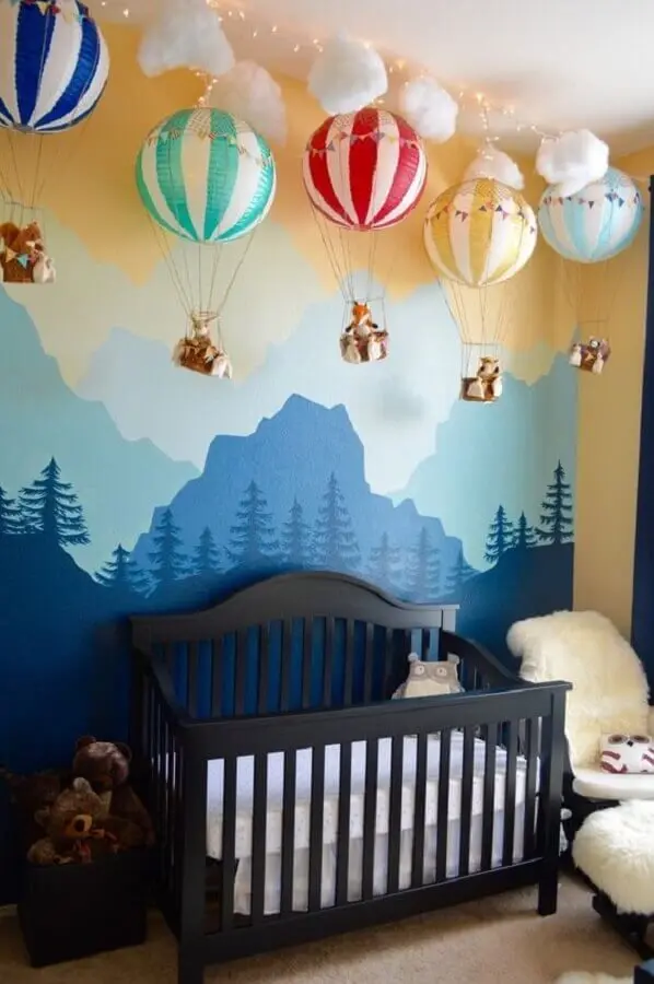 decoração com enfeites para quarto de bebê com vários balões coloridos e parede com montanhas Foto Baby Shoes