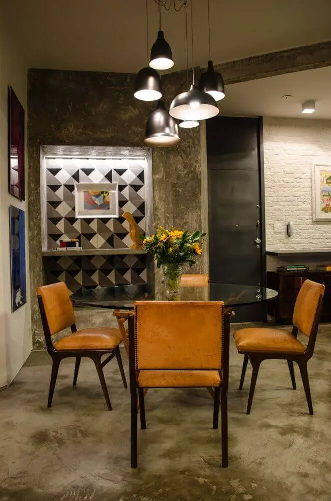 decoração com estilo industrial com pendente sala de jantar pequena com cadeiras de couro Foto Adriana Fornazari