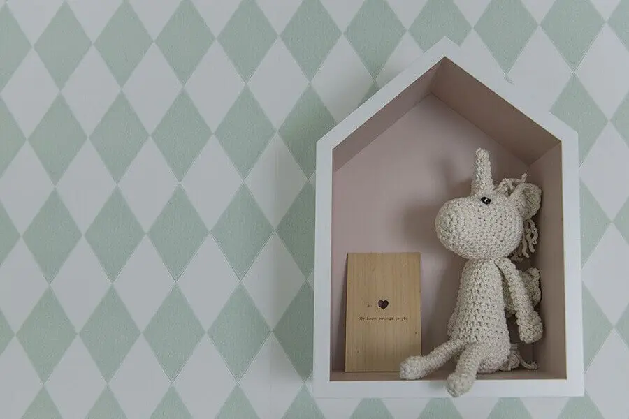decoração com nicho e enfeite para quarto de bebê com papel de parede de losângo verde e branco Foto Triplex Arquitetura