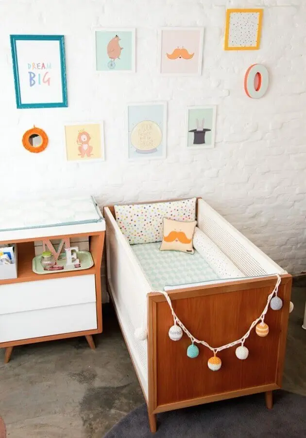 decoração com quadros para quarto de bebê com parede de tijolinho branco e berço com cômoda de madeira Foto Reciclar e Decorar
