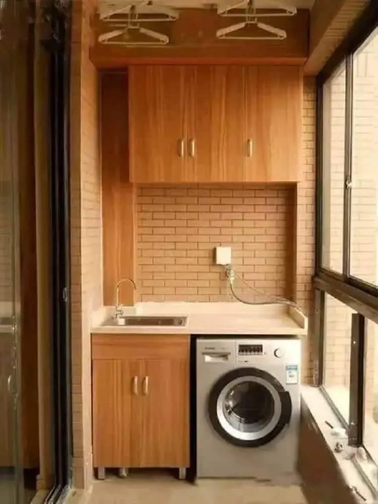 decoração com tijolinho à vista para lavanderia pequena planejada com armários de madeira Foto iFuun