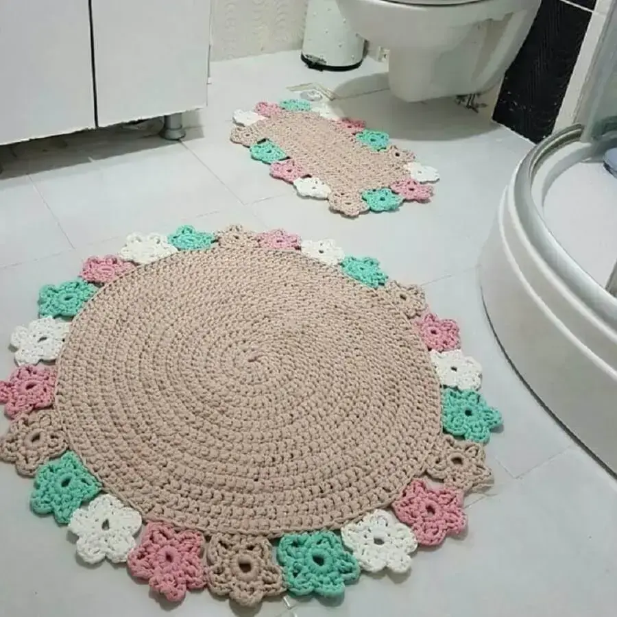 decoração de banheiro com tapete de crochê redondo com flores ao redor Foto Crochê Prático