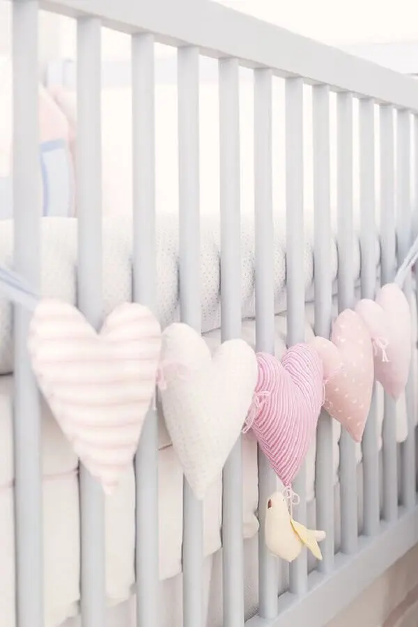 decoração de berço com enfeites para quarto de bebê rosa e cinza Foto Pinterest