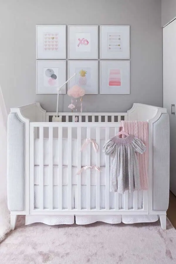 decoração delicada cinza e rosa com quadros para quarto de bebê Foto DecorPad