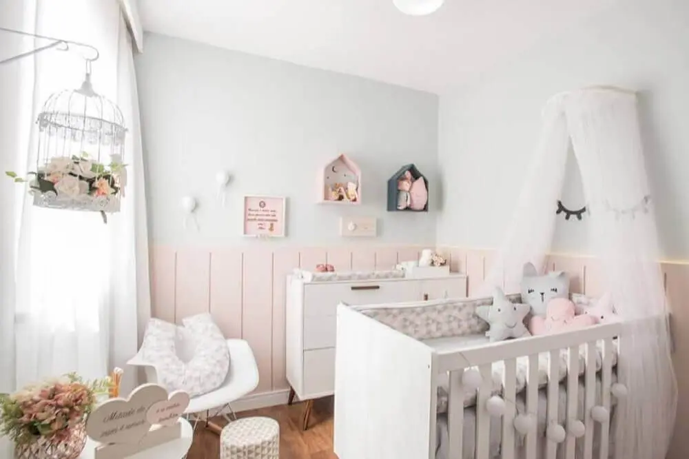 decoração delicada para quarto de bebê branco e rosa chá com dossel Foto Andrea Fonseca
