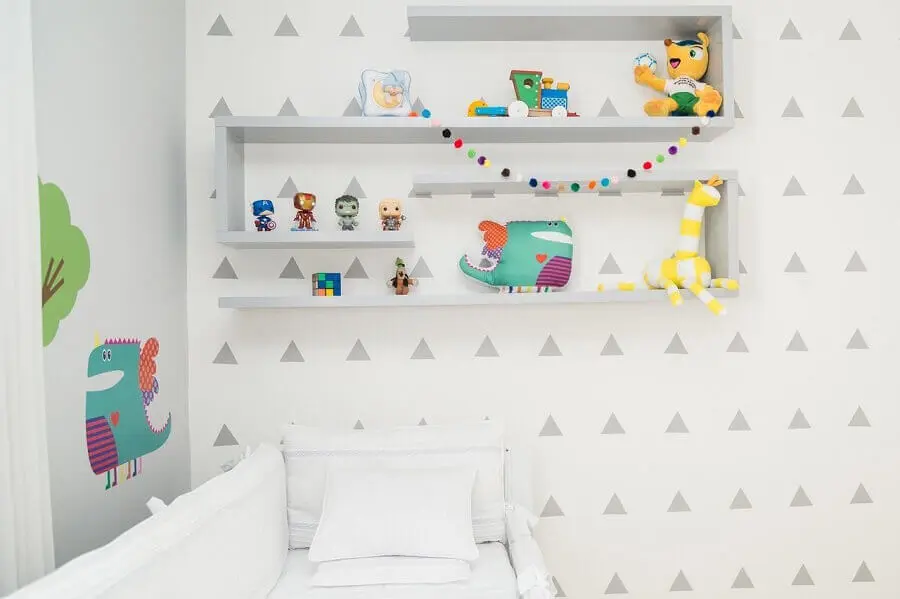 decoração divertida com enfeites para quarto de bebê todo branco com brinquedos e adesivos coloridos Foto Patricia Bigonha Drummond