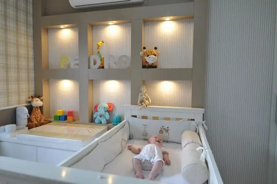 decoração em tons de bege com enfeites para quarto de bebê masculino com iluminação para nichos embutidos Foto Maira Schaeffer