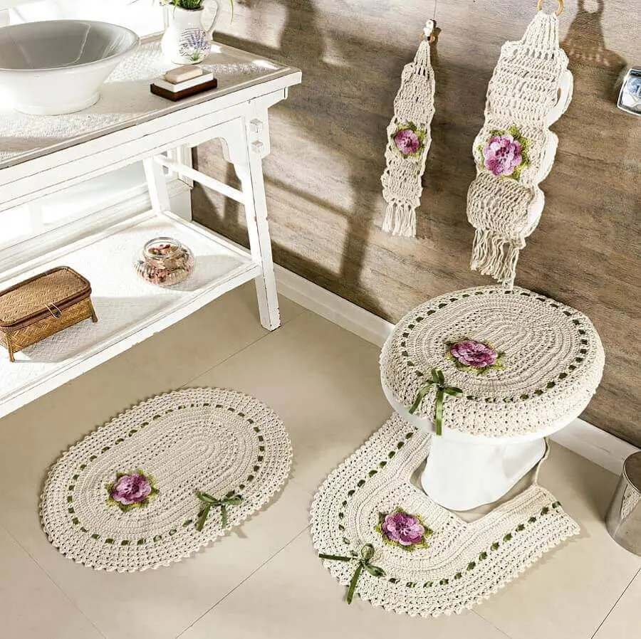 decoração em tons neutros com conjunto de tapete de crochê com flores para banheiro Foto Janja croche