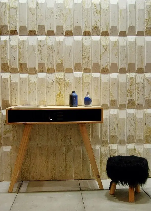 decoração em tons neutros com móveis de madeira e revestimento 3d parede para sala - coleção admirato (1)