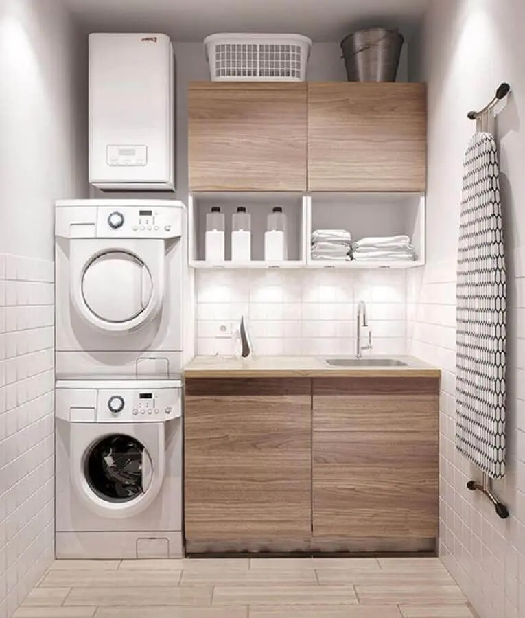 decoração lavanderia pequena com armários de madeira Foto Ashley Winn Design