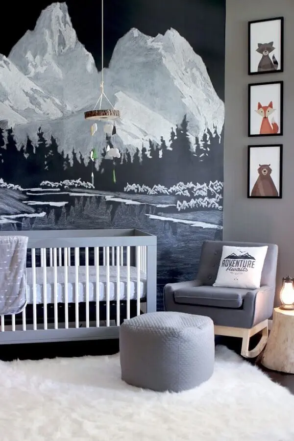 decoração moderna com quadros para quarto de bebê decorado com papel de parede de paisagem de montanha Foto MyBabyDoo