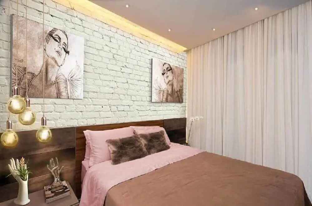 decoração moderna para quarto feminino jovem com parede de tijolinho e cabeceira de madeira Foto Leonardo Viansa