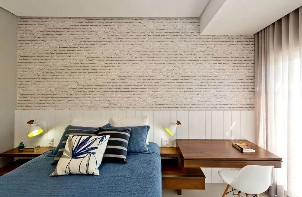 decoração neutra para quarto moderno de solteiro com parede de tijolinho e móveis planejados Foto Espaço do Traço Arquitetura