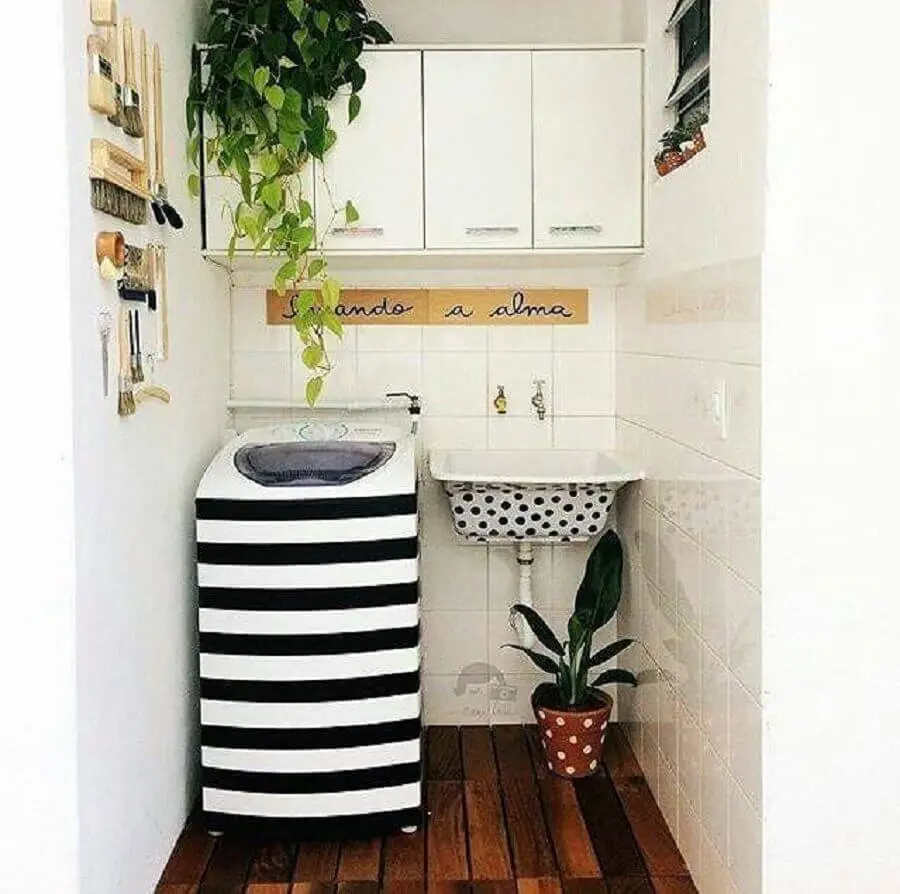 decoração para lavanderia pequena e simples com armário aéreo branco e tanque com máquina personalizados Foto Mary Ferreira