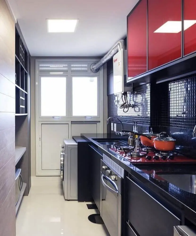 decoração para lavanderia pequena e simples integrada com cozinha preta e vermelha Foto Gaby Garciia