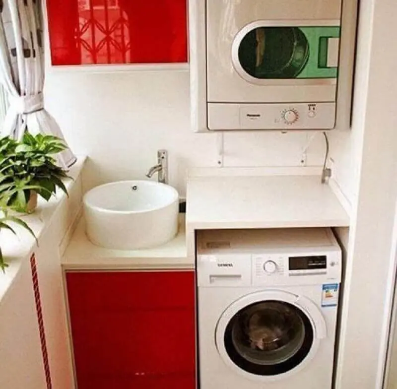 decoração para lavanderia pequena planejada com armários vermelhos Foto Pinterest