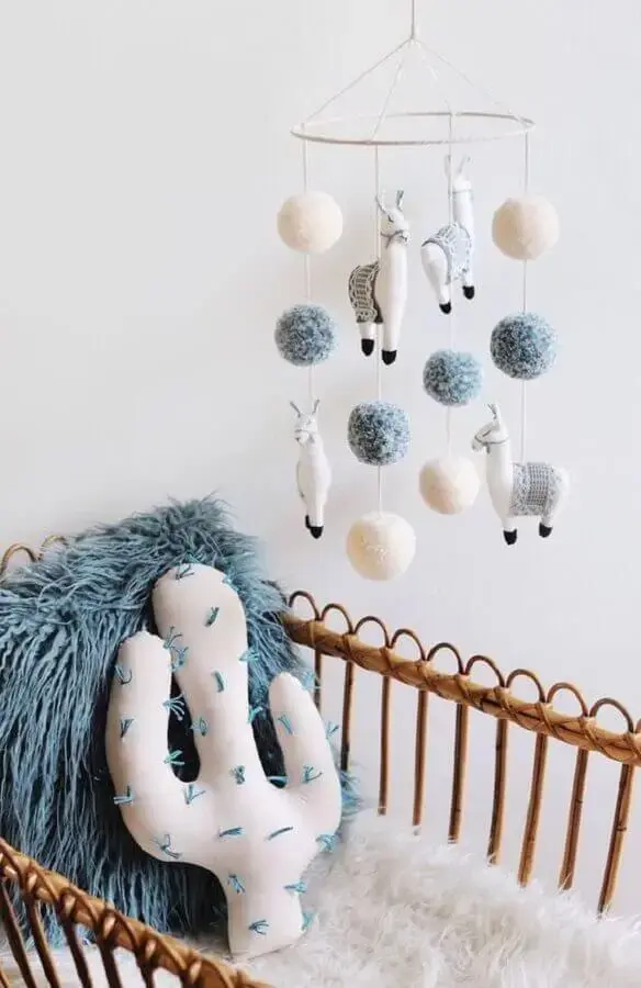 decoração para quarto de bebê com almofada de cacto e mobile de lhamas Foto Pinterest