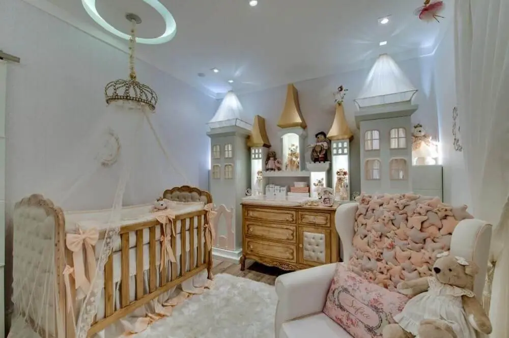 decoração para quarto de bebê feminino estilo princesa com detalhes em rosa cinza e móveis de madeira Foto Andrea Bento