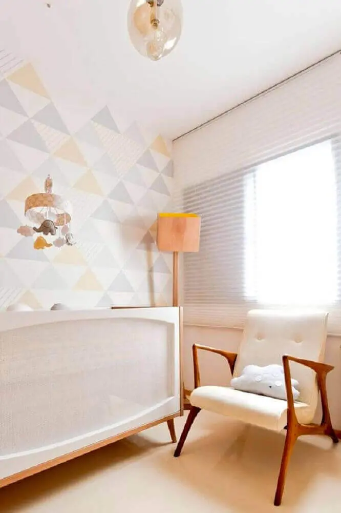 decoração para quarto de bebê moderno com papel de parede em tons pastéis e luminária de madeira Foto Pinterest