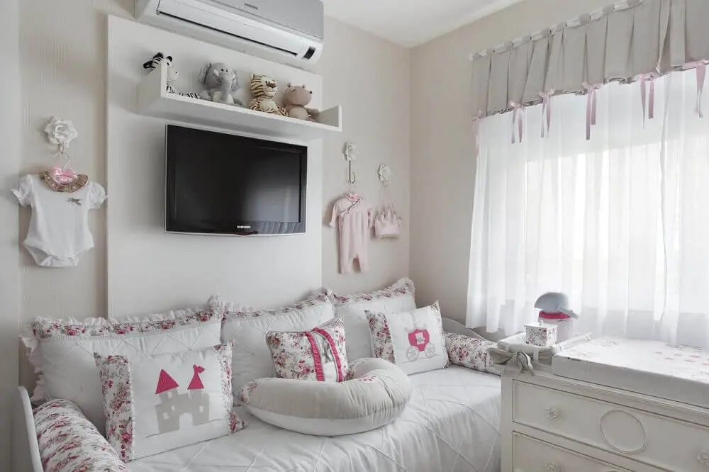 decoração para quarto de bebê todo branco com detalhes em rosa claro e painel de tv Foto Leticia Araujo