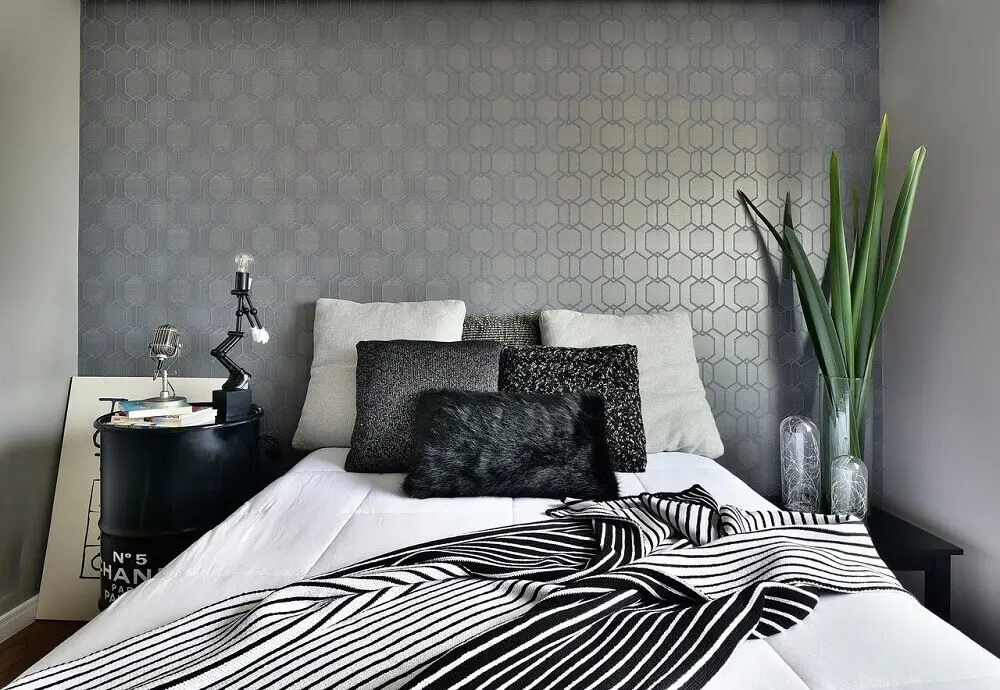 decoração para quarto de casal moderno com papel de parede cinza e criados mudos diferentes Foto Tetriz Arquitetura e Interiores