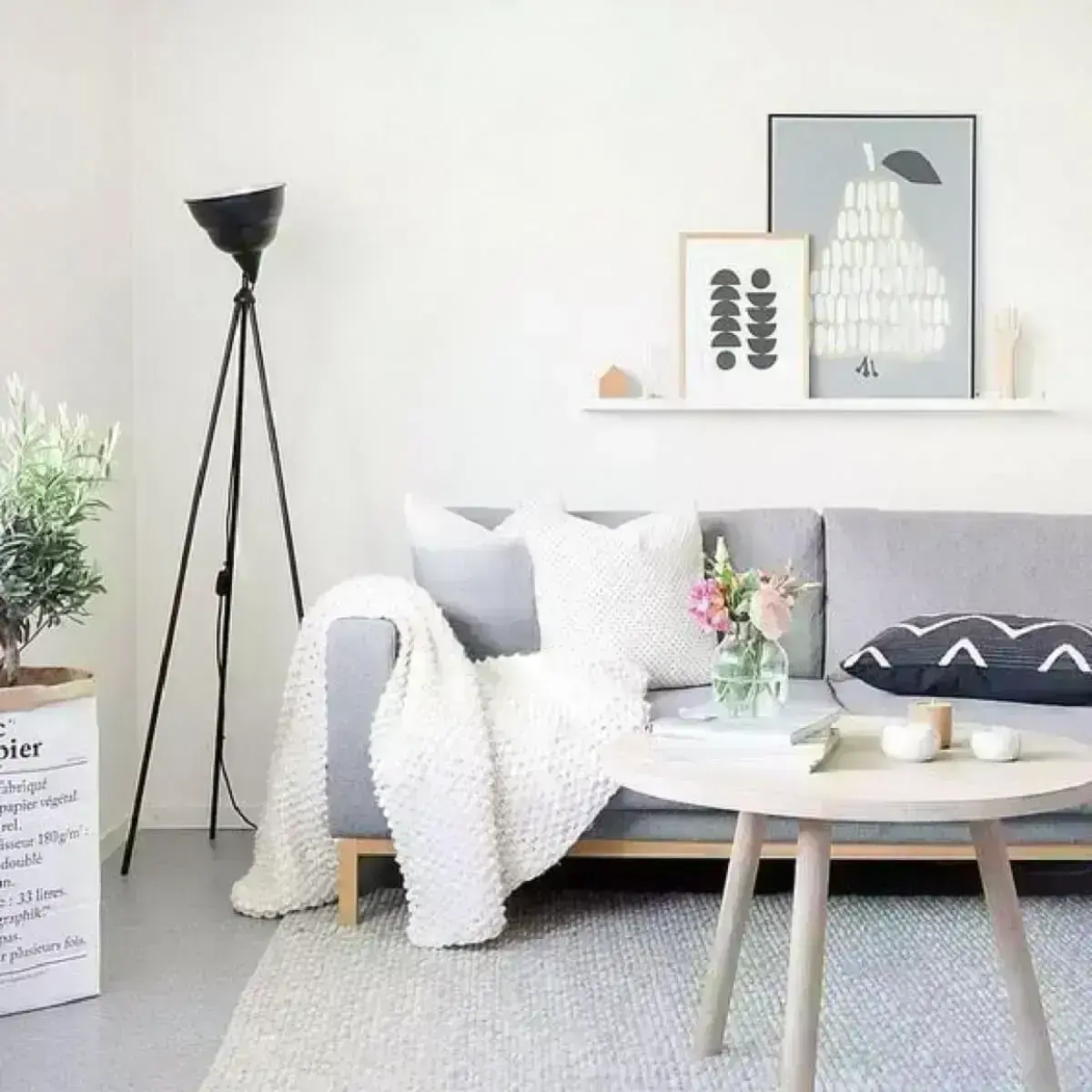 decoração para sala minimalista com manta para sofá cinza