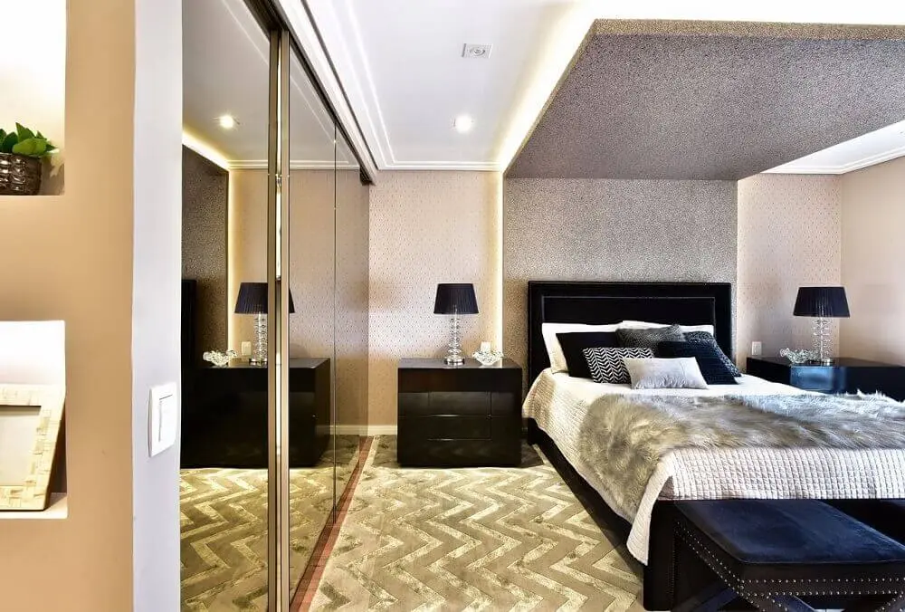 decoração sofisticada para quartos modernos de casal com guarda roupa espelhado e criado mudo preto Foto Tetriz Arquitetura e Interiores