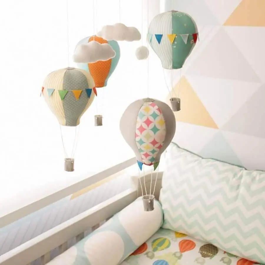 enfeites para Quarto de Bebê - mobile com nuvens e balõezinhos coloridos Foto Pinterest