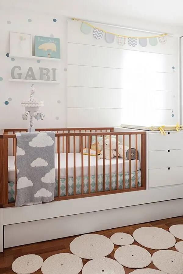 enfeites para quarto de bebê decorado com papel de parede de bolinhas Foto Gestação Bebê