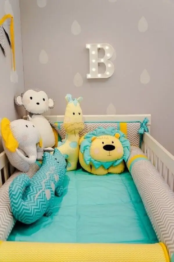 enfeites para quarto de bebê decorado com parede cinza com adesivos em formato de gotas Foto Pinterest