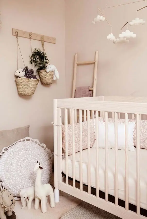 enfeites para quarto de bebê decorado em tons de bege com mobile de nuvens Foto Yandex