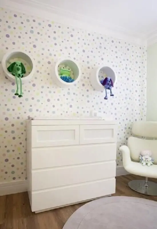 enfeites para quarto de bebê todo branco com papel de parede com bolinhas coloridas Foto Adriana Fontana