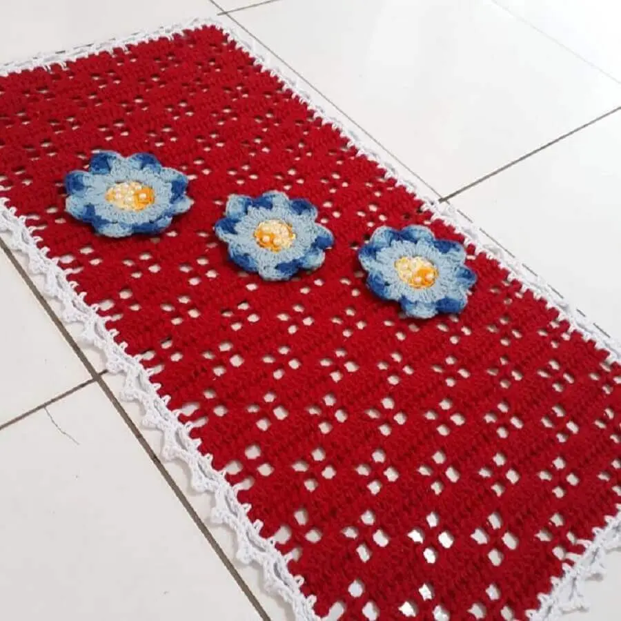 flor de crochê azul para tapete vermelho Foto Nubia Cruz Mar e Sol