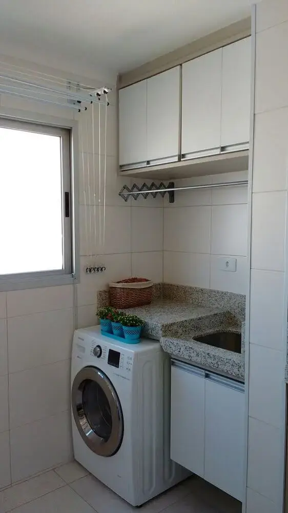 lavanderia pequena e simples com armário aéreo Foto Pinterest