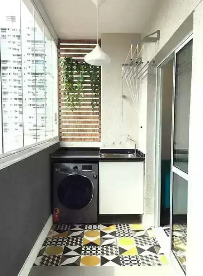 lavanderia pequena planejada em varanda com piso hidráulico Foto Sua Decoração