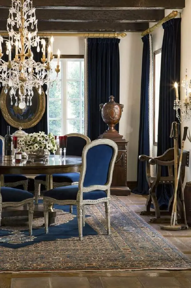 lustre pendente para sala de jantar com decoração clássica em tons de azul e madeira Foto Ebanista
