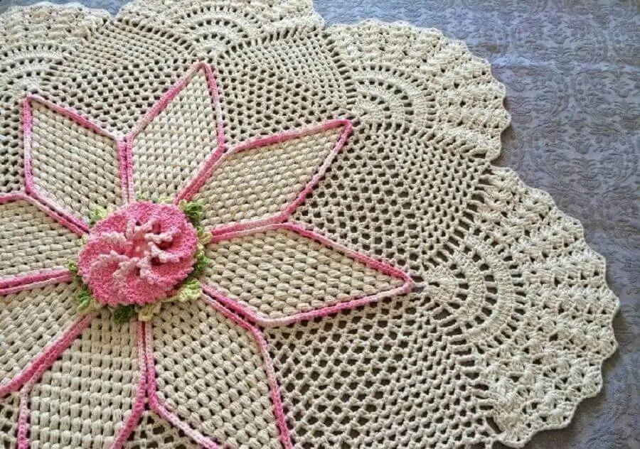 modelo delicado de tapete de crochê com flor Foto Pinterest