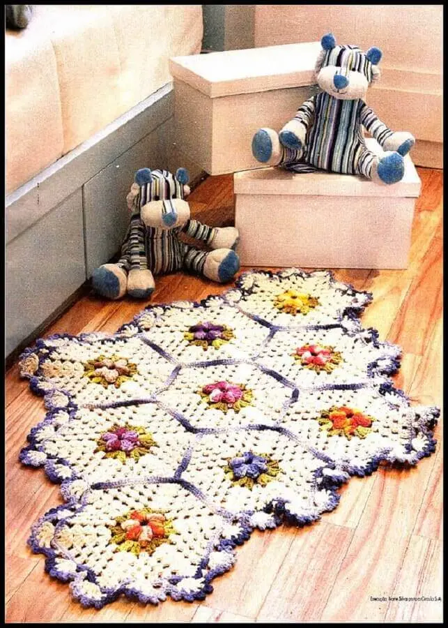 modelo diferente de tapete de crochê com flores Foto Stylowi