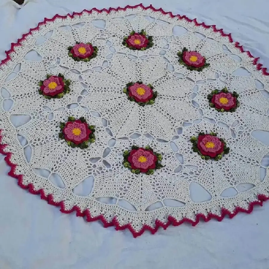 modelo simples e redondo de tapete de crochê com flores Foto Crochê Belo Crochê