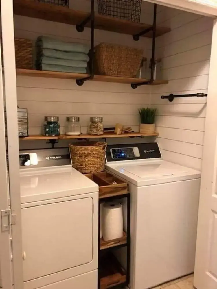 organização de lavanderia pequena e simples com prateleiras de madeira Foto Pinterest