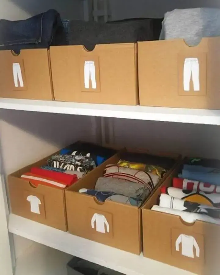 organização de guarda roupa com caixa organizadora de papelão etiquetadas Foto Yandex