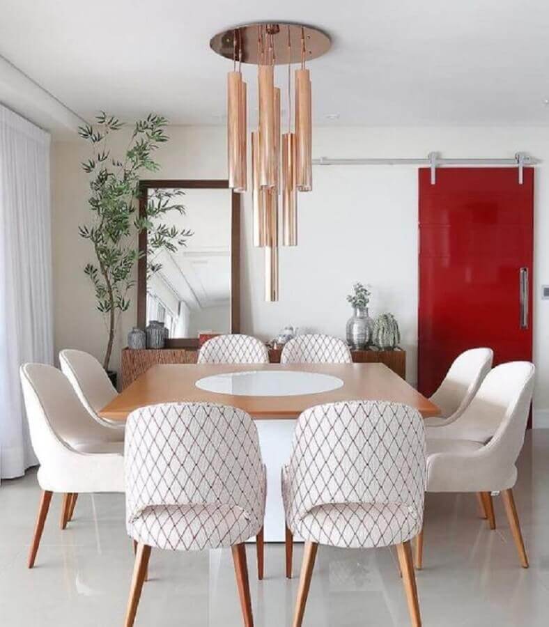 pendente moderno para sala de jantar decorada com espelho e mesa quadrada de madeira Foto Pinterest