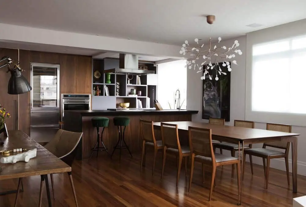 pendente moderno para sala de jantar integrada com cozinha decorada com móveis e piso de madeira Foto Messa Penna Arquitetura e Interiores